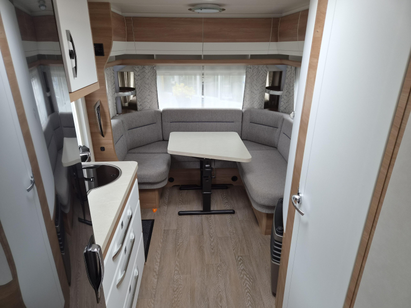Hobby De Luxe 495 UL Enkele bedden-Mover-Airco  foto: 2