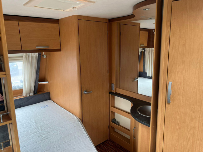Hymer Sporting 465 | Volautomatische Mover | ZGAN Voortent | Lattenbodem | Ombouwbare Rondzit | Luifel | Fransbed | Fietsenrek foto: 19