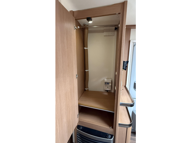 Knaus Sport 450 FU frans bed rondzit toilet  foto: 8