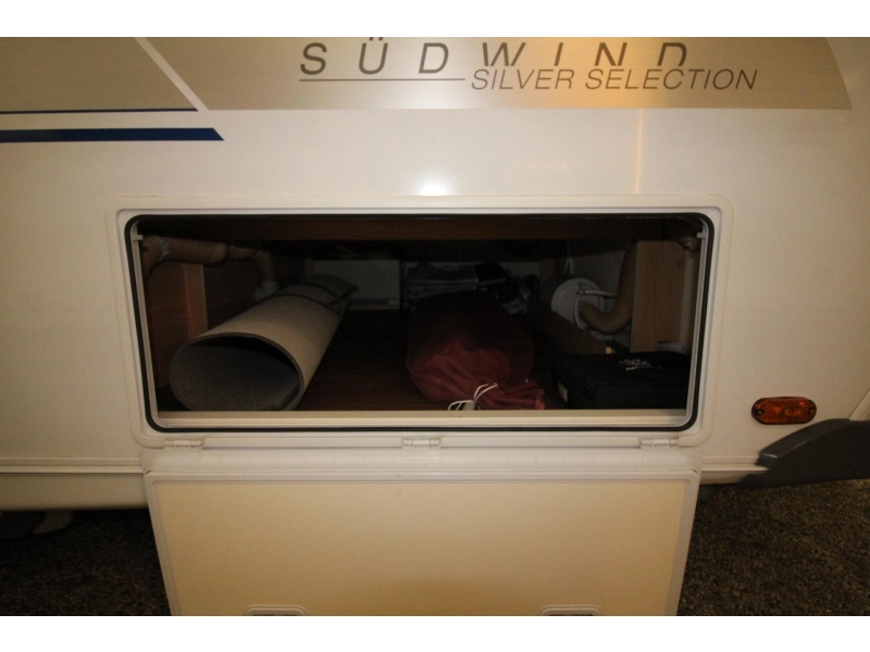 Knaus Sudwind Silver Selection 420 QD Mover Thule 6300 Voortent  foto: 22