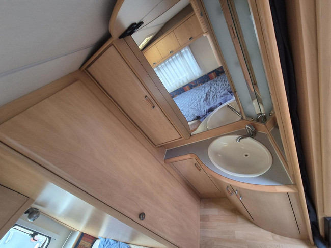 Hobby 460 UFE Mover, Voortent + Nw. Etui luifel foto: 14