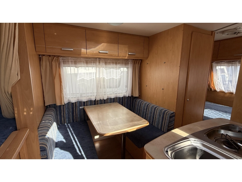Caravelair Antares Luxe 426 stapelbed zit vast bed  foto: 8