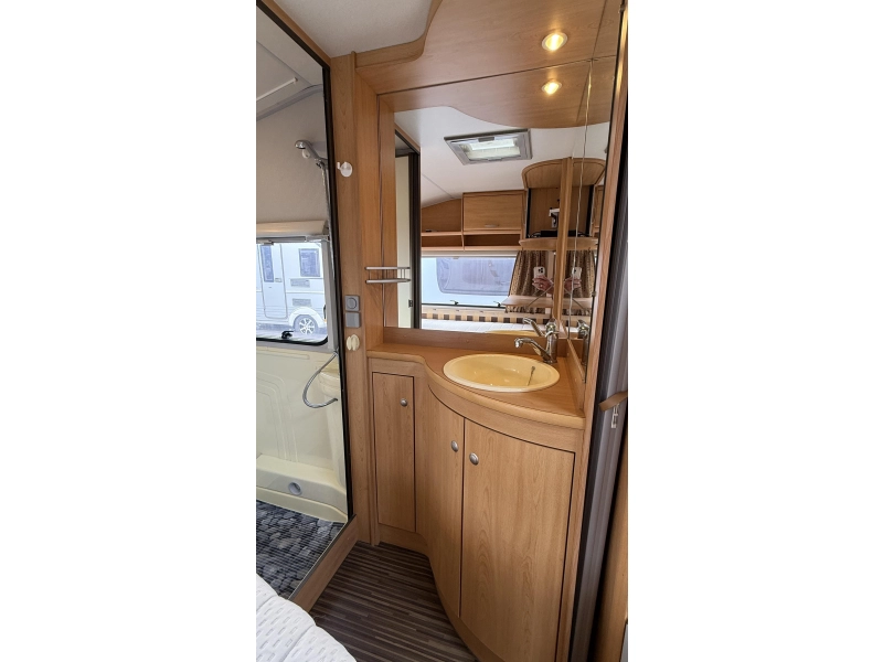 Knaus Sudwind 450 TF frans bed rondzit toilet  foto: 8
