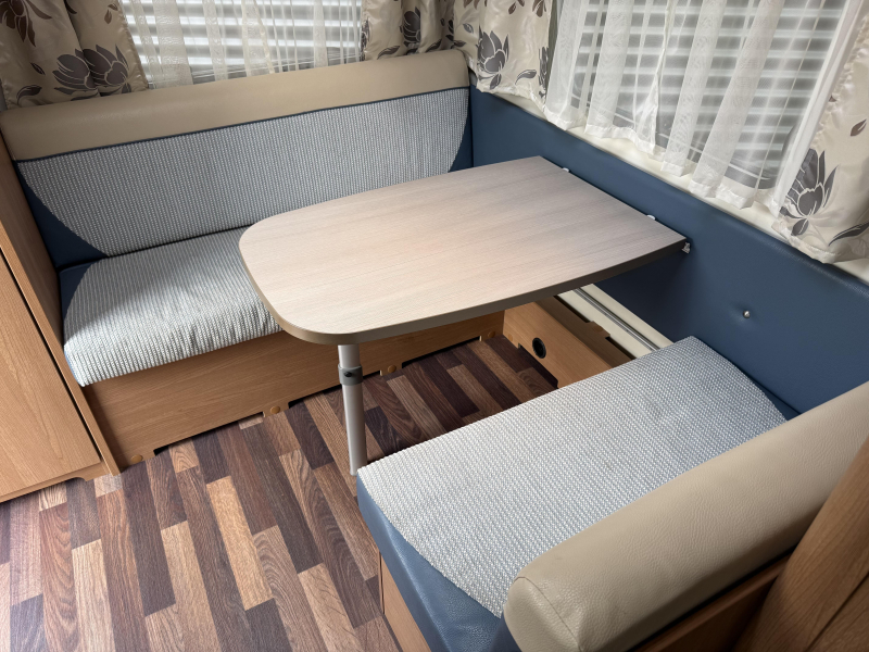 Knaus Sport 420 QD VASTBED TREINZIT VOORTENT 