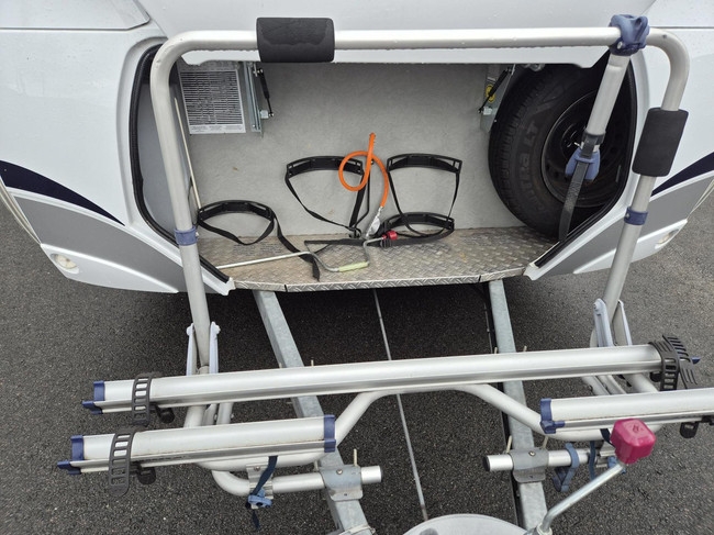 Dethleffs 430 DB Vast bed, mover, Voortent met aanbouw Bovag