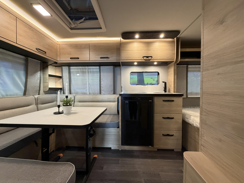 Weinsberg CaraOne Edition HOT 450 FU fransbed / rondzit  foto: 7