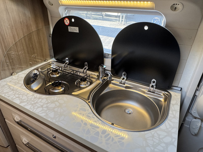 Hobby De Luxe 490 KMF met STAPELBED **6 Slaapplaatsen/Mover/1e eigenaar//Lichtmetalen velgen black/2x zonnepaneel/Autark/Nette caravan foto: 19