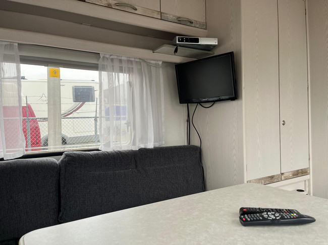 Knaus Sport 2404 | Voortent | Halfautomaat mover | Vastbed | Dinette (rondzit) | Kachel | Casette toilet | Imperiaal/ladder foto: 9