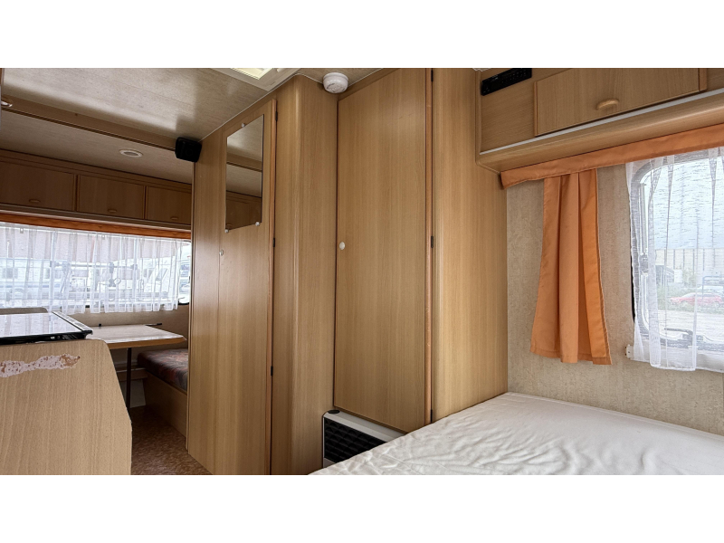 Adria Optima 425 TK vast bed zit toiletruimte 