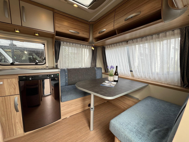 Eriba Nova Light 465 fransbed mover, luifel  foto: 1