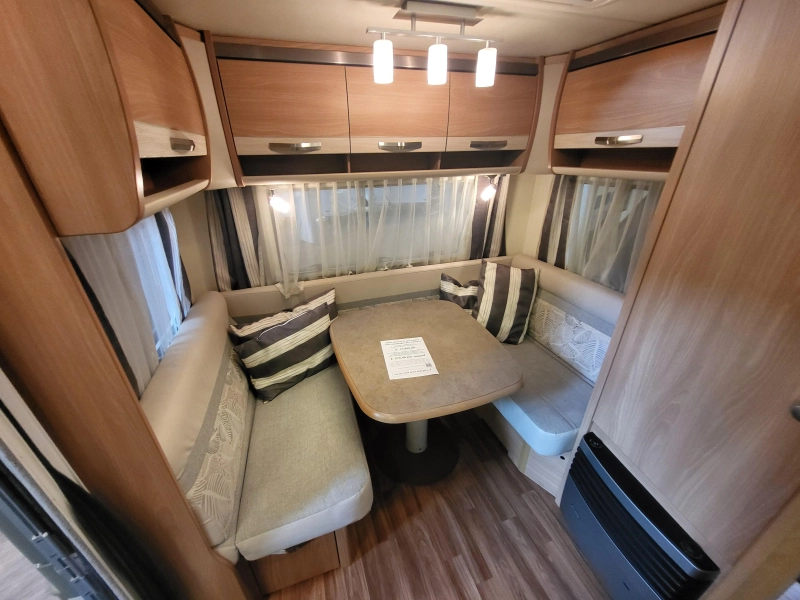 Knaus Sudwind 460 EU met zakluifel en zijwand 
