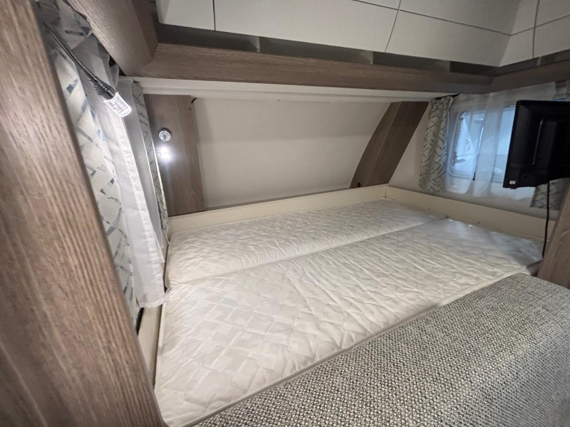 Hobby On Tour 470 KMF met voortent en stapelbed  foto: 16