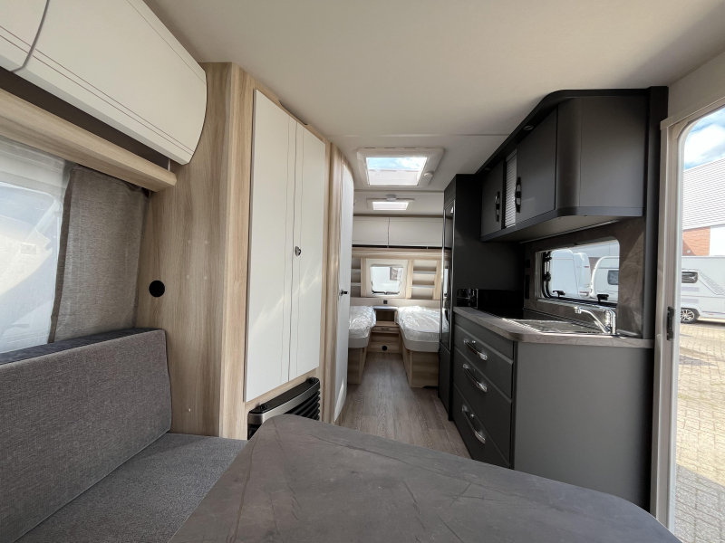 Hobby De Luxe 495 UL 1800-sfeer-bedver-reswiel  foto: 6