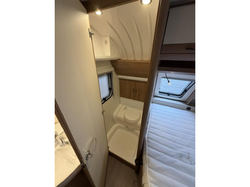 Hobby De Luxe 540 KMFE 3 stapelbed Mover Airco  foto: 19
