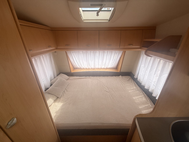 Hobby de luxe 400 SF dwarsbed 4 slaapplaatsen voortent mover hordeur kachel truma toilet foto: 5