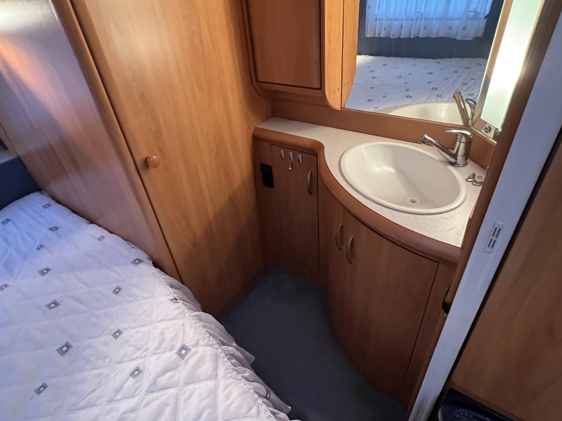 Hobby De luxe Easy 560 KMFE stapelbed zit frans  foto: 10