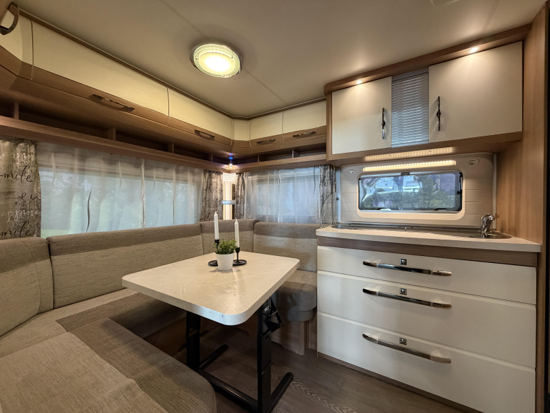 Hobby De Luxe 460 UFE Mover / Cassetteluifel  foto: 10