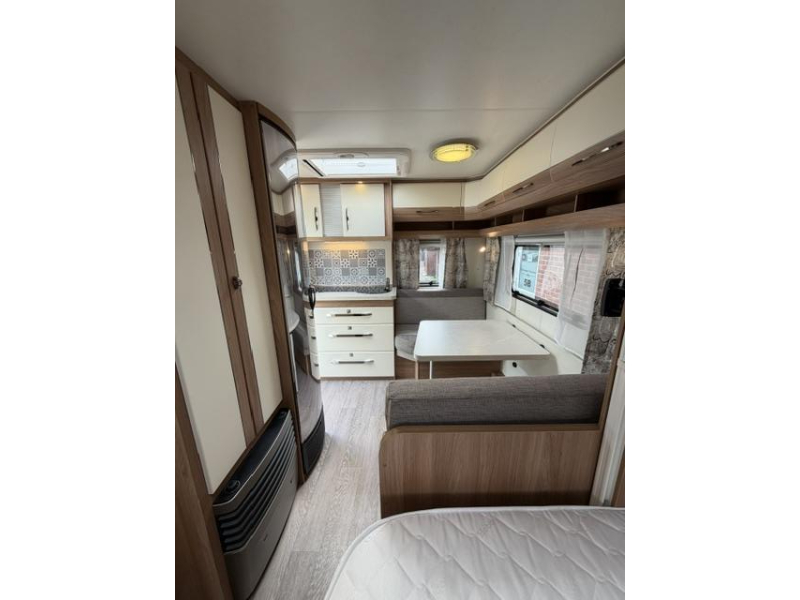 Hobby De Luxe 400 SFE Incl. Mover en Voortent  foto: 18