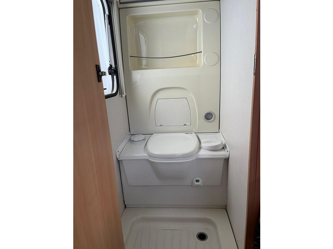 HOME-CAR Racer 45 Spirit | Fransbed | Dinette | Fietsenrek voor | Kachel | Koelkast | Toilet en wasbak foto: 17