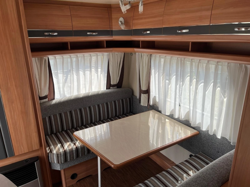 Hobby De Luxe 440 SF Dwars Bed 210CM MOV TENT  foto: 2