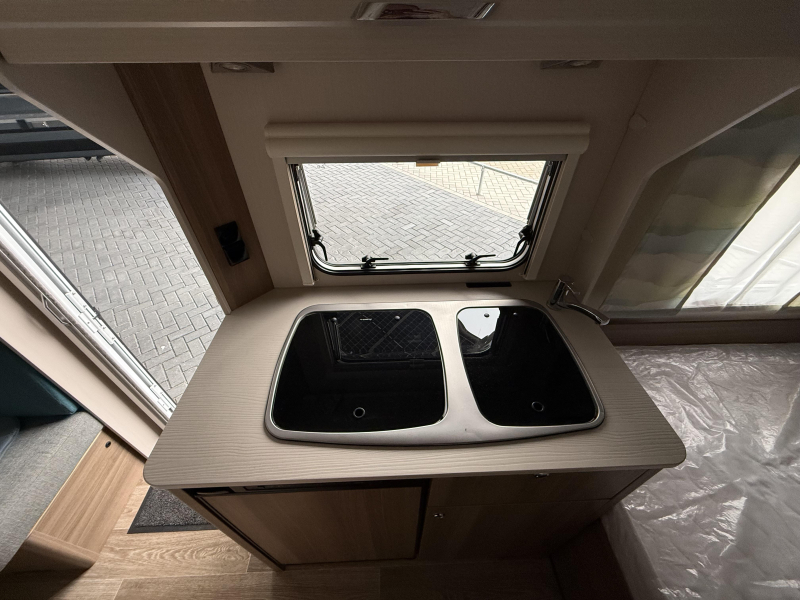 Dethleffs C'Joy 460 LE lengte bedden en mover  foto: 4