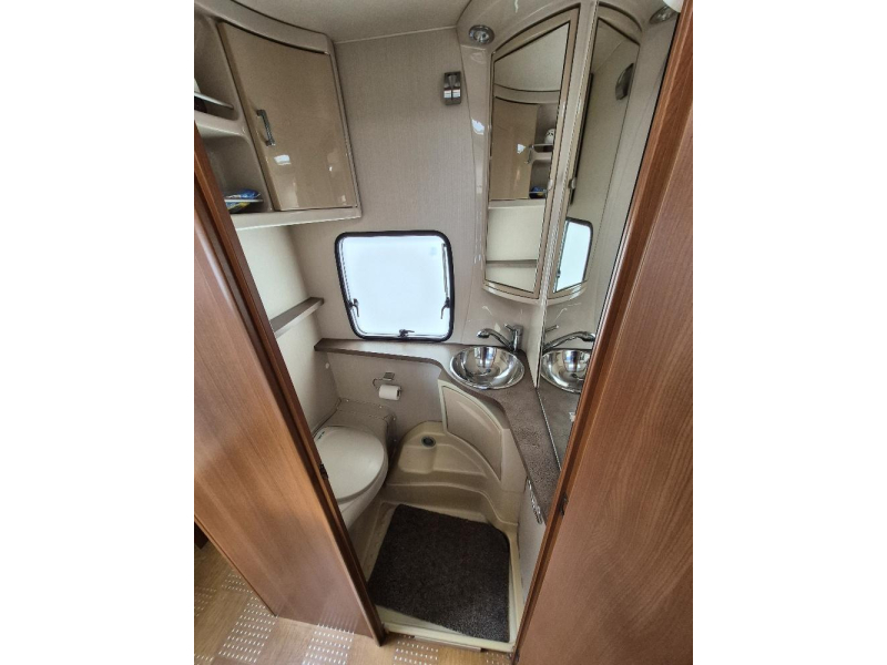 Caravelair Venicia 470 queensbed / rondzit  foto: 2
