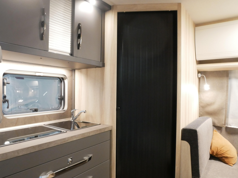 Hobby De Luxe 460 SFF Model 2027  foto: 2