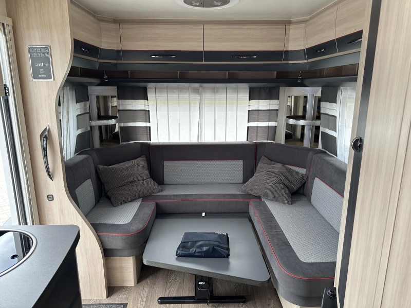 Hobby De Luxe Special 495 UL mover - voortent 
