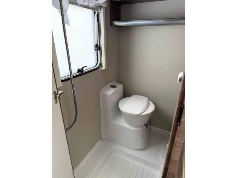 Knaus Sport Silver Selection 500 UF mover airco pano luifel  foto: 15