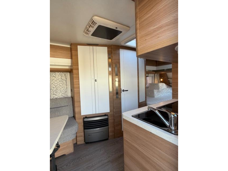Hobby De Luxe 495 UL Incl Mover Airco Voortent  foto: 12
