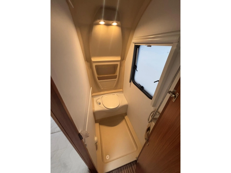 Adria Adora 462 PU voortent, fietsenrek.  foto: 12