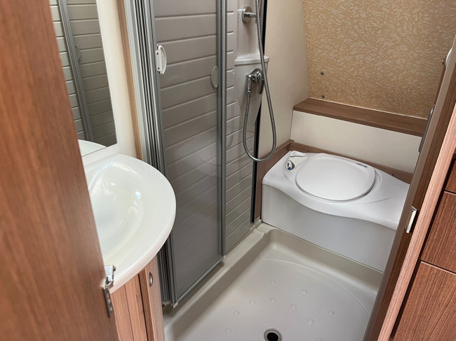 Bürstner Averso 410 Ts Plus Hefbed , zeer nette staat! 2014 foto: 9