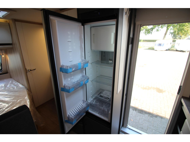 Hobby De Luxe 400 SFE Frans bed & hoge koelkast  foto: 14