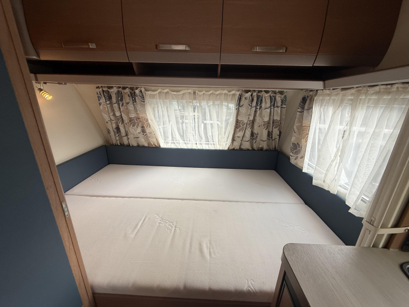 Knaus Sport 420 QD VASTBED TREINZIT VOORTENT  foto: 11