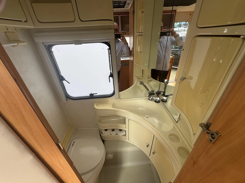 Adria Adora 472 LU Rondzit vast bed voortent  foto: 11