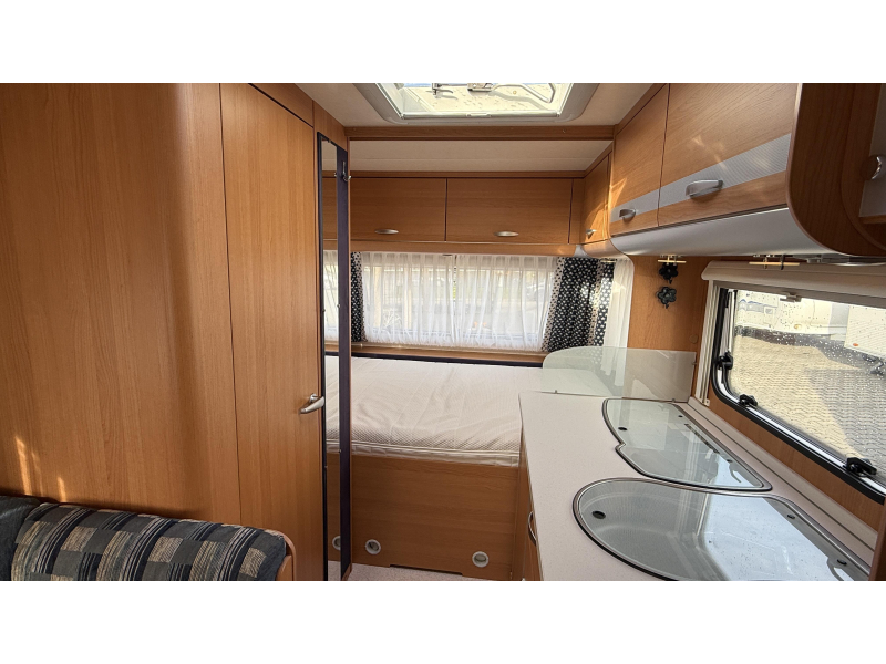 Knaus Sport 420 QD treinzit vast bed toilet  foto: 2
