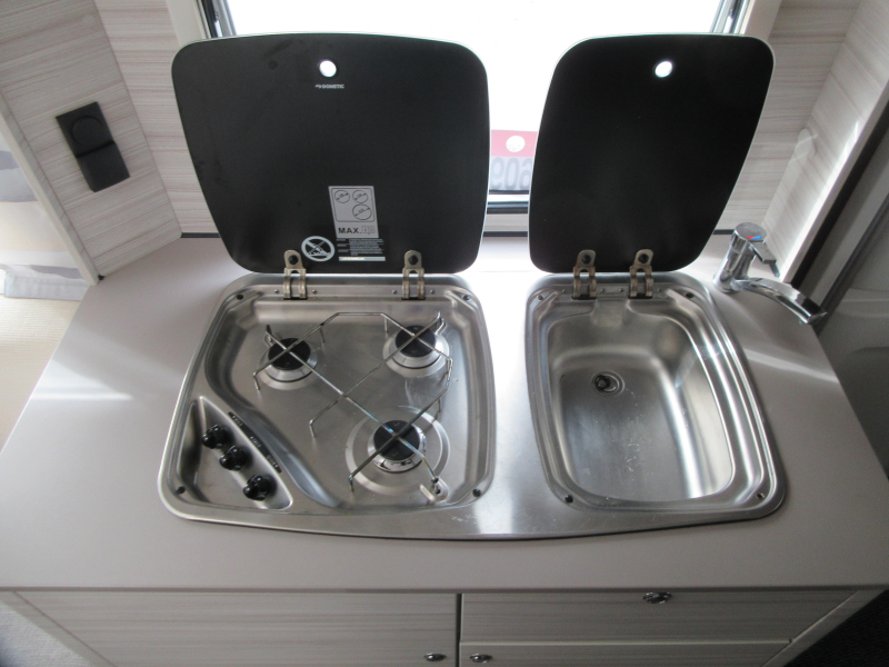 Dethleffs C'Joy 480 QLK GEZINS CARAVAN, VOORTENT  foto: 12