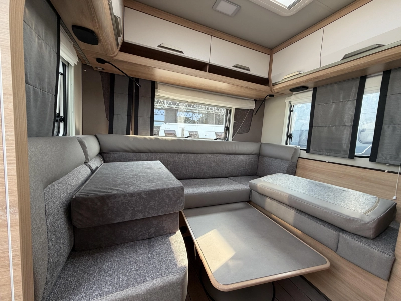 Knaus Sudwind Black Selection 450 FU rondzit / fransbed  foto: 7