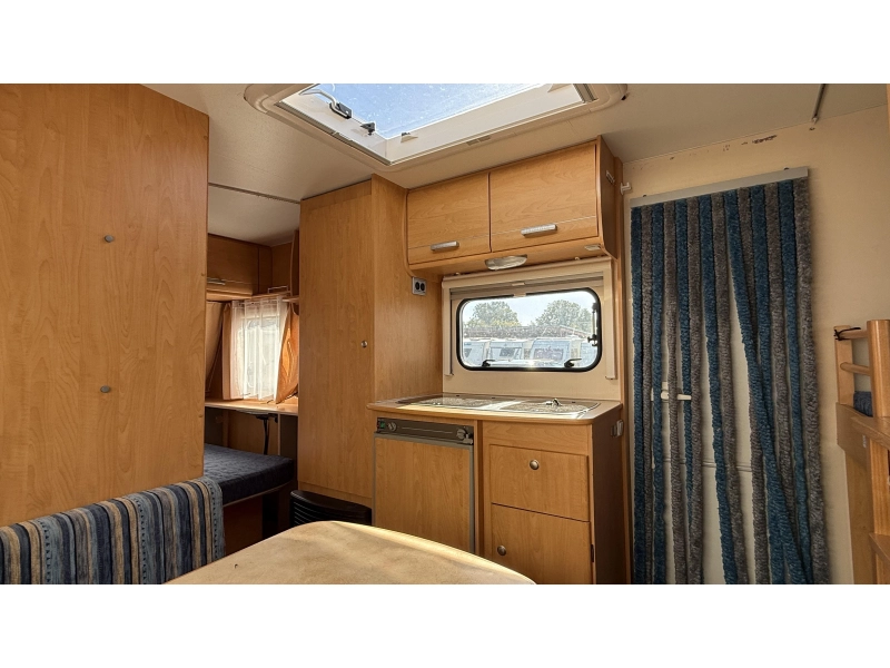 Caravelair Antares Luxe 426 stapelbed zit vast bed  foto: 3