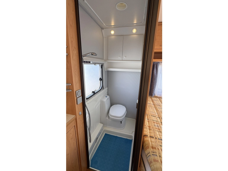 Knaus Blue Line 450 TF frans bed rondzit toilet  foto: 3