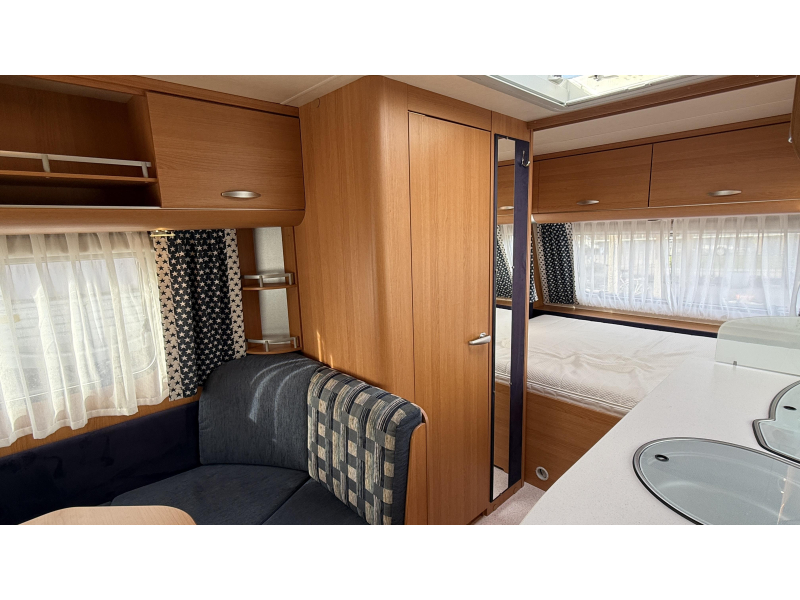 Knaus Sport 420 QD treinzit vast bed toilet  foto: 5