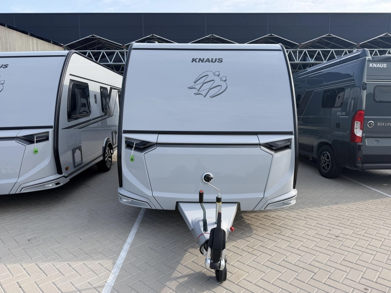 Knaus Sudwind Black Selection 450 FU rondzit / fransbed 