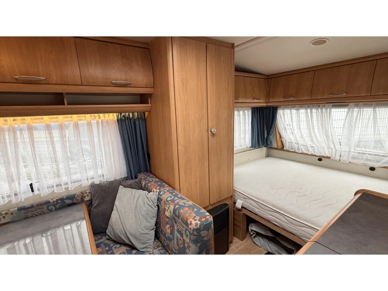 Hobby De Luxe 400 SB treinzit vast bed toilet  foto: 4
