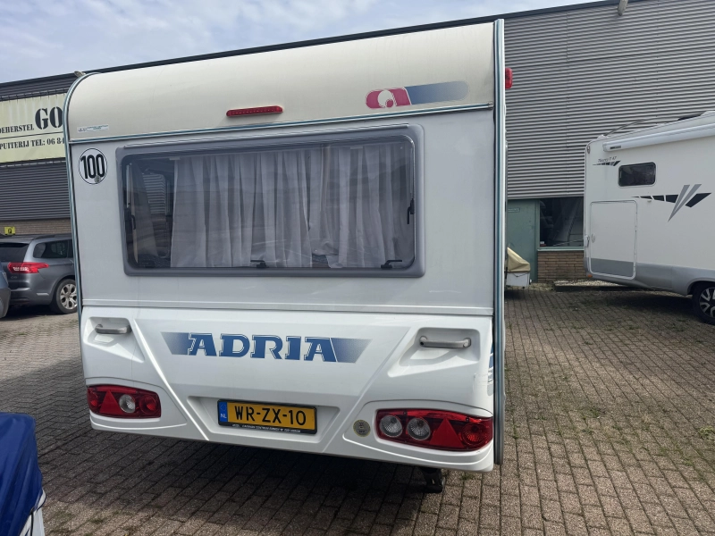 Adria Adora 472 LU Rondzit vast bed voortent 