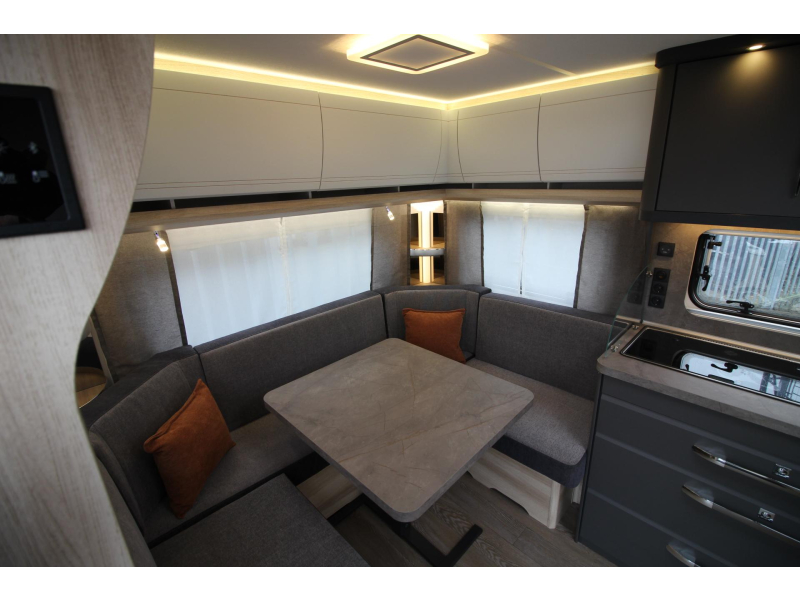 Hobby De Luxe 460 UFE Frans bed & rondzit!  foto: 6