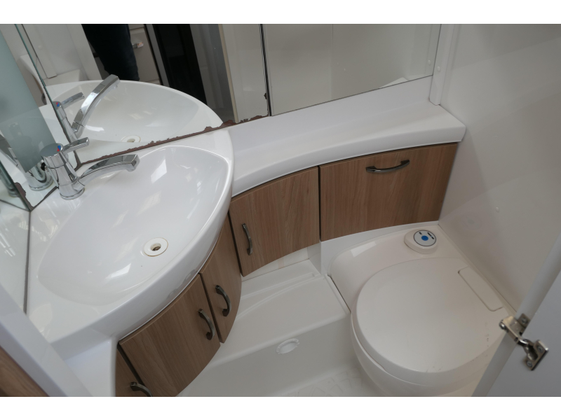 Hobby De Luxe 460 LU enk. bed mover en voort.  foto: 11