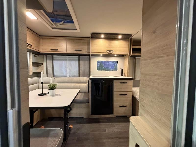 Weinsberg CaraOne Edition HOT 450 FU fransbed / rondzit  foto: 9