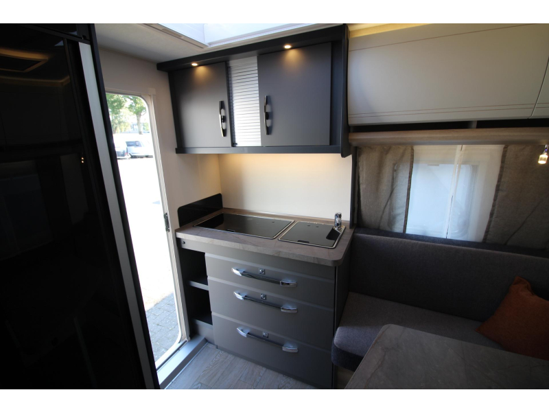Hobby De Luxe 400 SFE Frans bed & hoge koelkast  foto: 11
