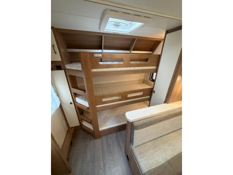 Hobby De Luxe 540 KMFE 3 stapelbed Mover Airco  foto: 22