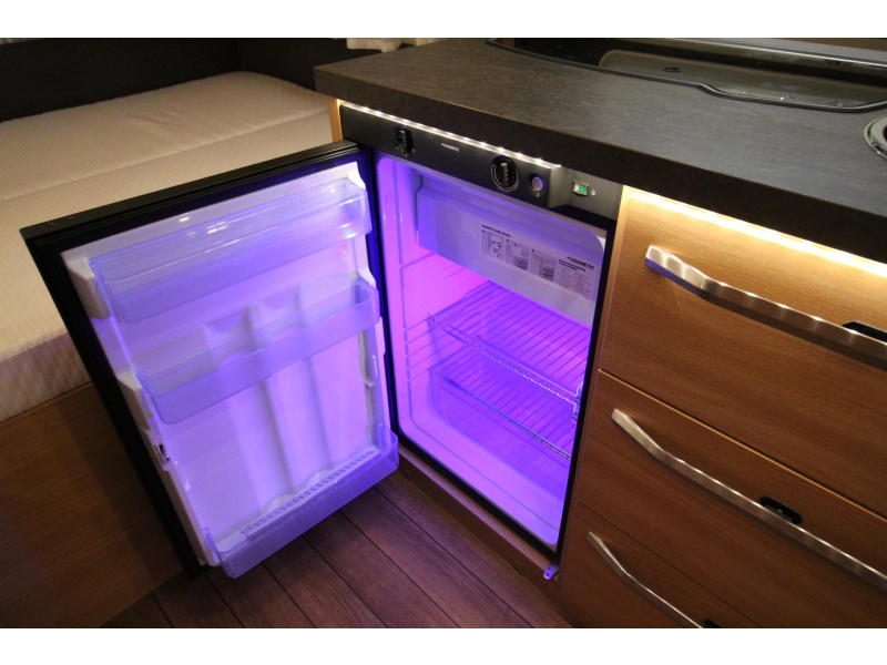 Knaus Sudwind Silver Selection 420 QD Mover Thule 6300 Voortent  foto: 12